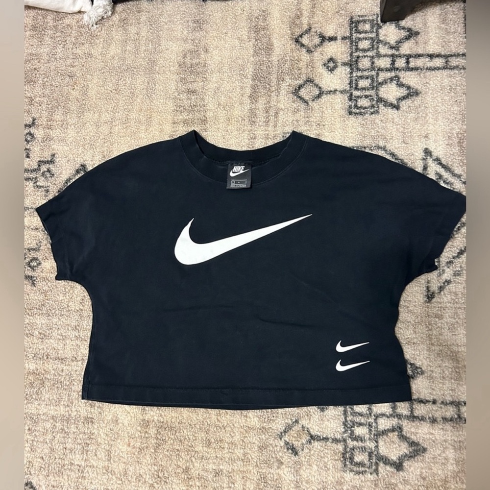 Nike double swoop cropped tee in black size large